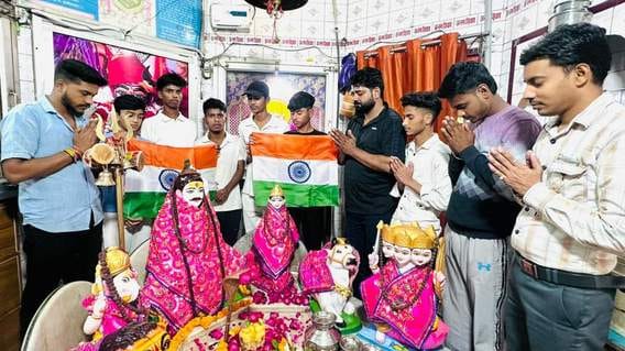 Praying for the victory of daughters in the Cricket World Cup