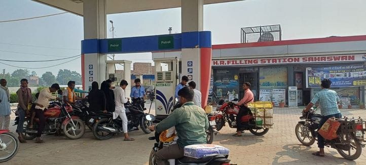 The order is in vain, petrol is available at pumps without helmets.