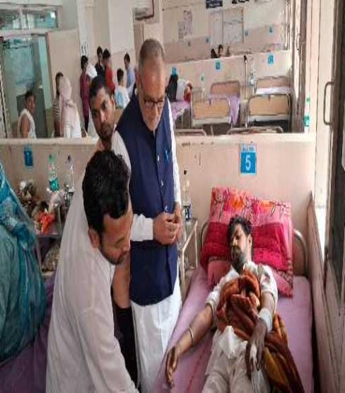 Auto driver robbed of Rs 1 lakh and mobile phone, beaten with sticks by three youths
