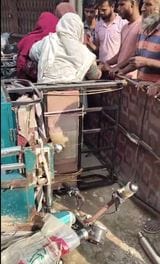 Traders furious after e-rickshaw overturns, Jal Nigam accused of negligence