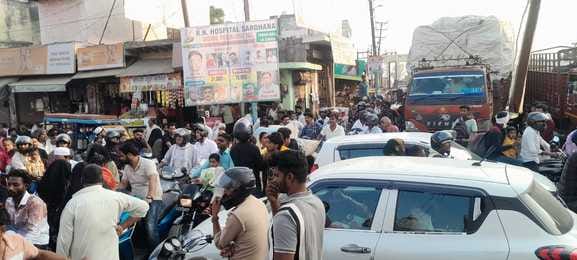 Uncontrolled traffic on city roads, increasing difficulties for pedestrians