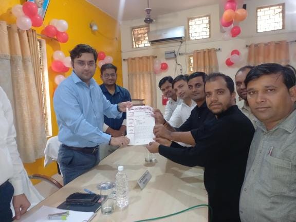 Lekhpals submitted memorandums to the Chief Minister in tehsils across the district.