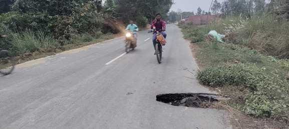 Due to rain, potholes have appeared again on the Azizganj-Chauhanpur road.