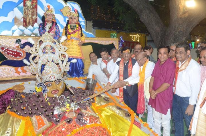 Giriraj worship and fifty-six offerings were seen in Shri Krishna Leela