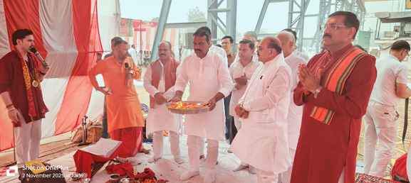 थानाभवन के बजाज हिंदुस्तान   शुगर लिमिटेड में  पेराई सत्र का विधिवत शुभारंभ  पर  पूजन करते मिल 