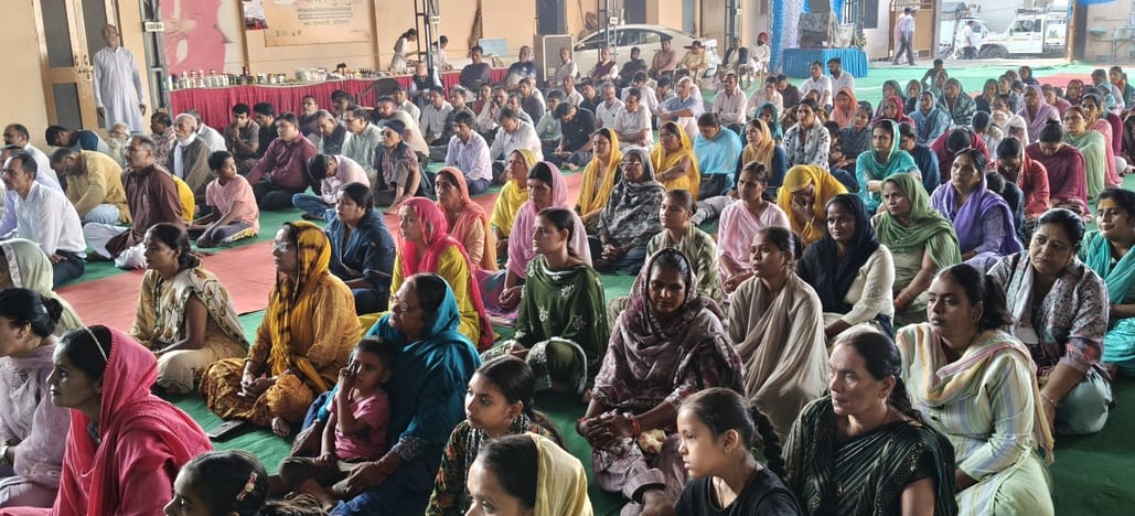 Told the devotees the importance of the Guru