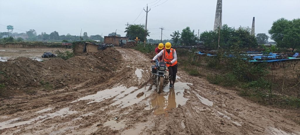 Mud accumulated on the Shringverpur road to the power substation made it difficult to walk