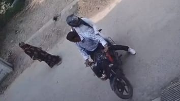 The thieves snatched the woman's chain under the pretext of asking for directions