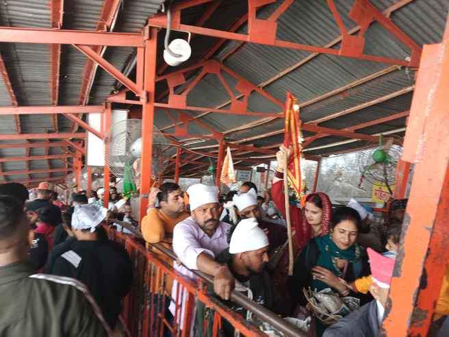बाबा बालक नाथ मंदिर दियोटसिद्ध में दर्शनों के लिए लाइनों में लगे श्रद्धालु। संवाद