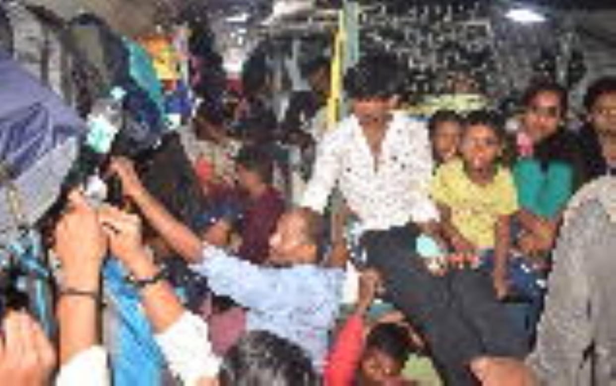 Gorakhpur News: If there was no place in Bihar Sampark Kranti, then he sat in the toilet... Rail Neer was also there