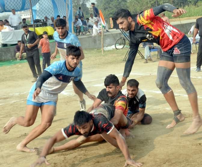 बनत में किसान क्लब द्वारा आयोजित कबड्डी  खेलते  खिलाड़ी ।  संवाद