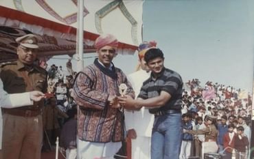 चिकित्सा मंत्री गजेंद्र सिंह खींवसर से सम्मानित होते आरोपी पीटीआई रमेश चन्द्र