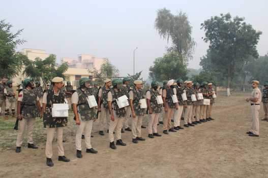  डबवाली। पुलिस लाइन में मॉक ड्रिल के दौरान पुलिस कर्मचारी व अन्य। पुलिस