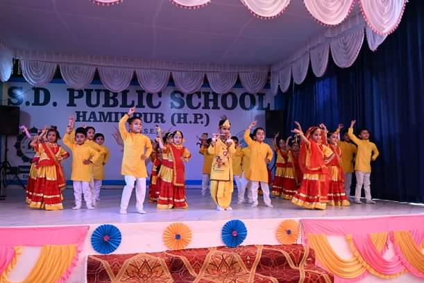एसडी पब्लिक स्कूल हमीरपुर में वार्षिक समारोह में प्रस्तुति देते नौनिहाल। स्रोत संस्थान