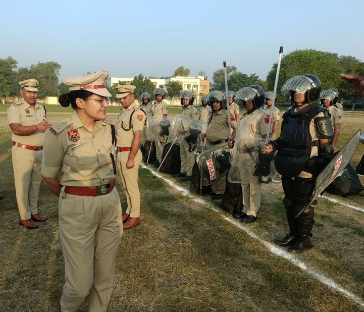 SP inspected the parade in the police line.