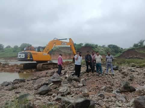 फोटो- 14 केन नदी में बंधा बनाती जेसीबी। संवाद