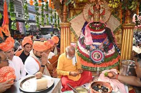 Devotees immersed in the devotion of Baba Shyam in the 8th foot march.