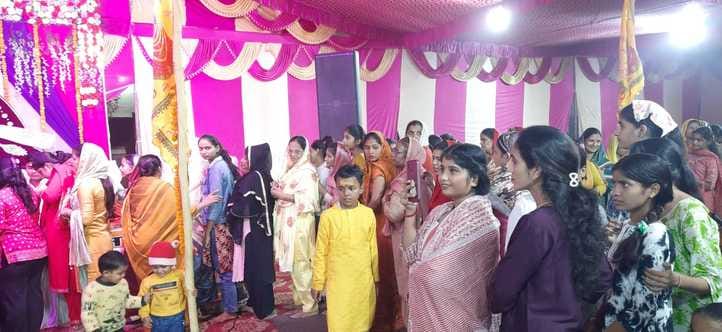 Devotees danced in devotion all night long in the bhajan kirtan organised on the birth anniversary of Baba Shri Khatu Shyam.