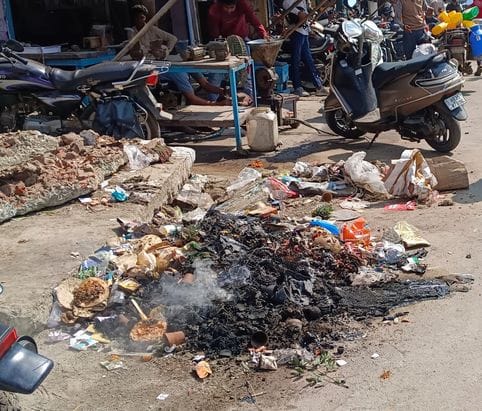 Breathing crisis...AQI reaches 216, garbage is being burnt despite the ban.