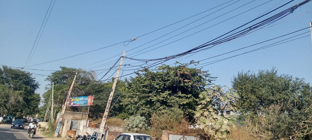 There is a problem due to lack of street line on Goshala Road.