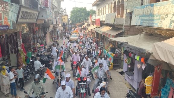 People gathered to welcome the Martyrdom Mati Kalash Yatra.