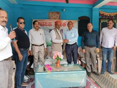 हनोह में विधायक आपके द्वार कार्यक्रम में मौजूद विधायक सुरेश कुमार व अन्य। स्रोत : जागरूक पाठक