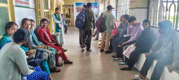 जिला अस्पताल में इलाज के लिए पहुंचे मरीज। संवाद