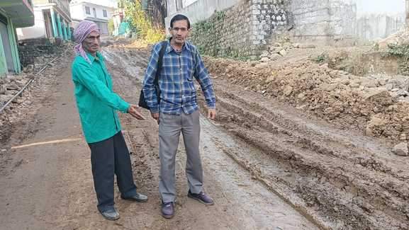 कीचड़ में तब्दील बस्सी से तताहर सड़क को दिखाते ग्रामीण। स्रोत : जागरूक पाठक