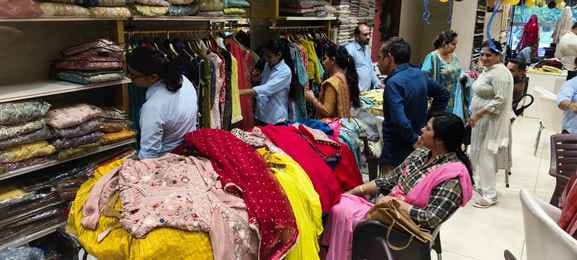 Clothes of colors that bloom on the skin tone are the first choice