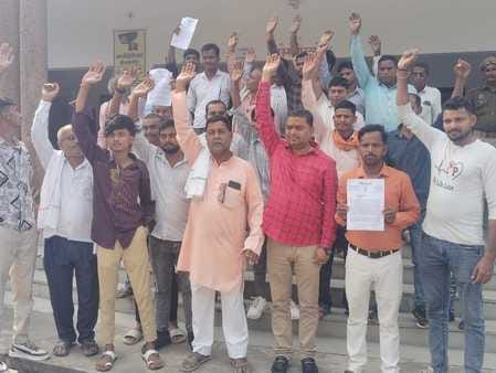 Farmers troubled by the problem of fertilizer and seeds protested at the Collectorate.