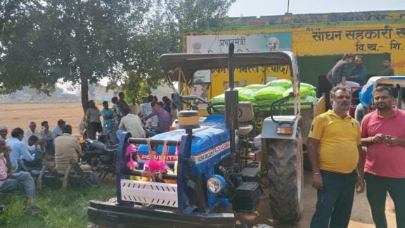 Angry farmers created ruckus due to non-availability of fertilizers