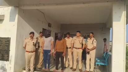 पुलिस की गिरफ्त में आरोपी।