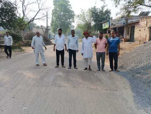 The absence of white stripes at the Kapuri intersection in Jainabad village has increased the risk of accidents