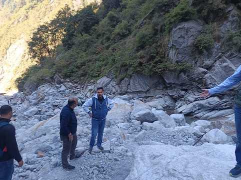 The committee reached the spot for the second time to investigate the accident