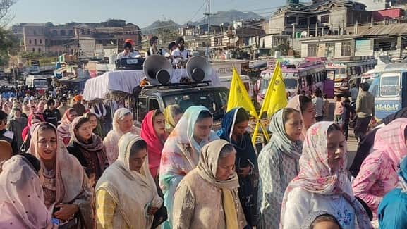 पुंछ में गुरू नानक देव प्रकाशोत्सव के उपल्क्ष में निकाले गए नगर कीर्तन में भाग लेती संगत