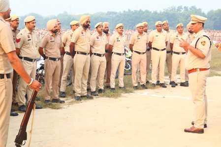पुलिस कर्मचारियों को निर्देश देते एसपी दीपक सहारण।
