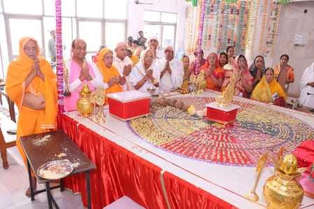 Acharya Gyan Bhushan told the glory of Nandishwar Island.