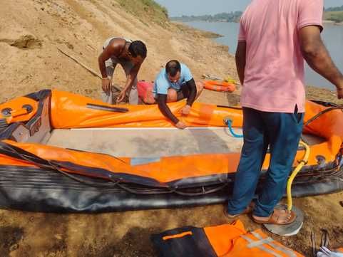 रेस्क्यू की तैयारी करती टीम।