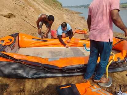 रेस्क्यू की तैयारी करती टीम।