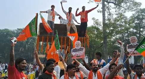 Muzaffarpur Bihar news : people climb on buldozer to see cm yogi adityanath visit today