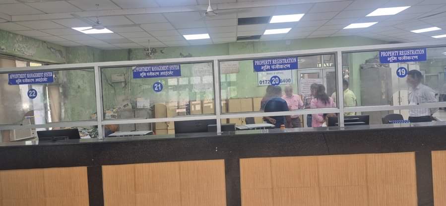 सिरसा। ई दिशा में खाली पड़े काउंटर, अंदर नायब  तहसीलदार कर्मचारियों को निर्देश देते हुए। संवाद