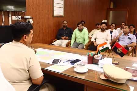 सिरसा। नशे की रोकथाम को लेकर डाक्टरों  से बैठक करते हुए पुलिस अधीक्षक दीपक सहारण। पुलिस