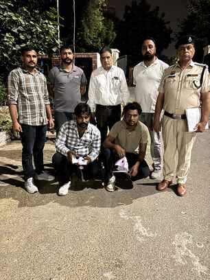 सिरसा। पकड़े गए आरोपी पुलिस टीम के काबू में। पुलिस