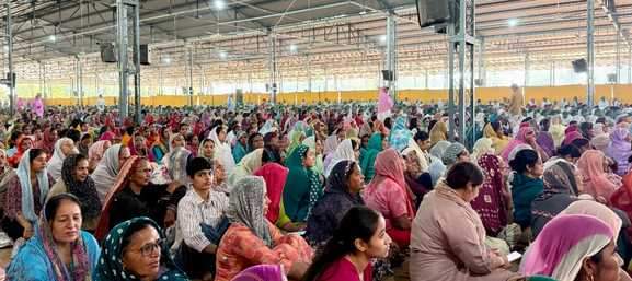 सिरसा। प्रवचन सुनते हुए श्रद्धालु। प्रवक्ता 