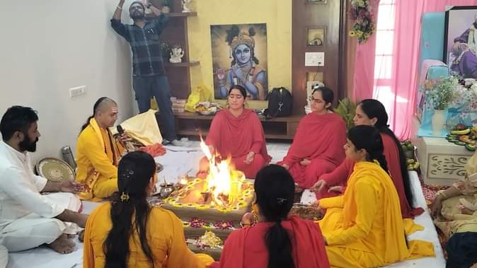 सिरसा। दिव्य ज्योति जाग्रति संस्थान की ओर से हुडा स्थित शाखा मकान नंबर-1544 में हवन करती साध्वी