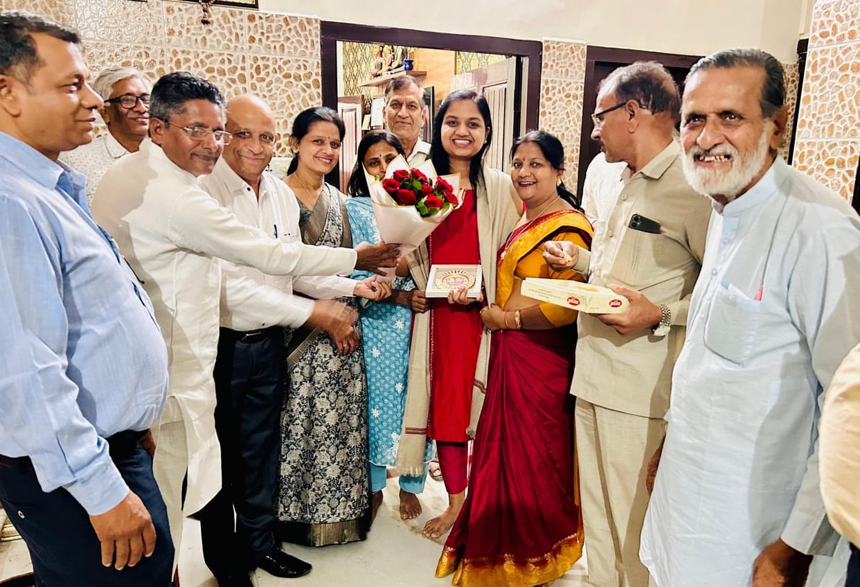 Swati, selected in UPSC, was honored by Agrawal Family Charitable Trust.