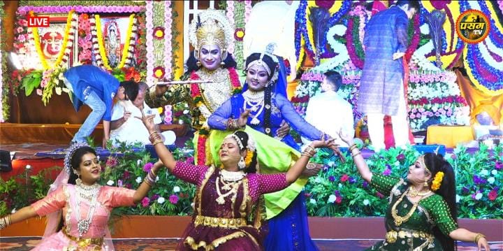 The devotees were mesmerized by the tableau of Khatu Shyam and danced to the songs.