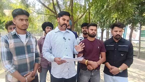 Raising voice against the working style of Nagar Panchayat