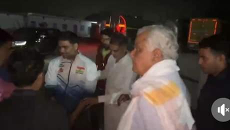 दौसा महवा में फैक्ट्री में छापेमारी करते कृषि मंत्री