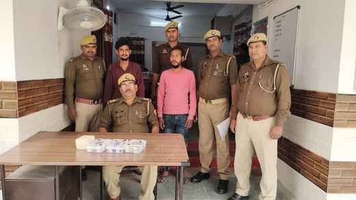 Both the accused of stealing from a liquor shop were arrested.